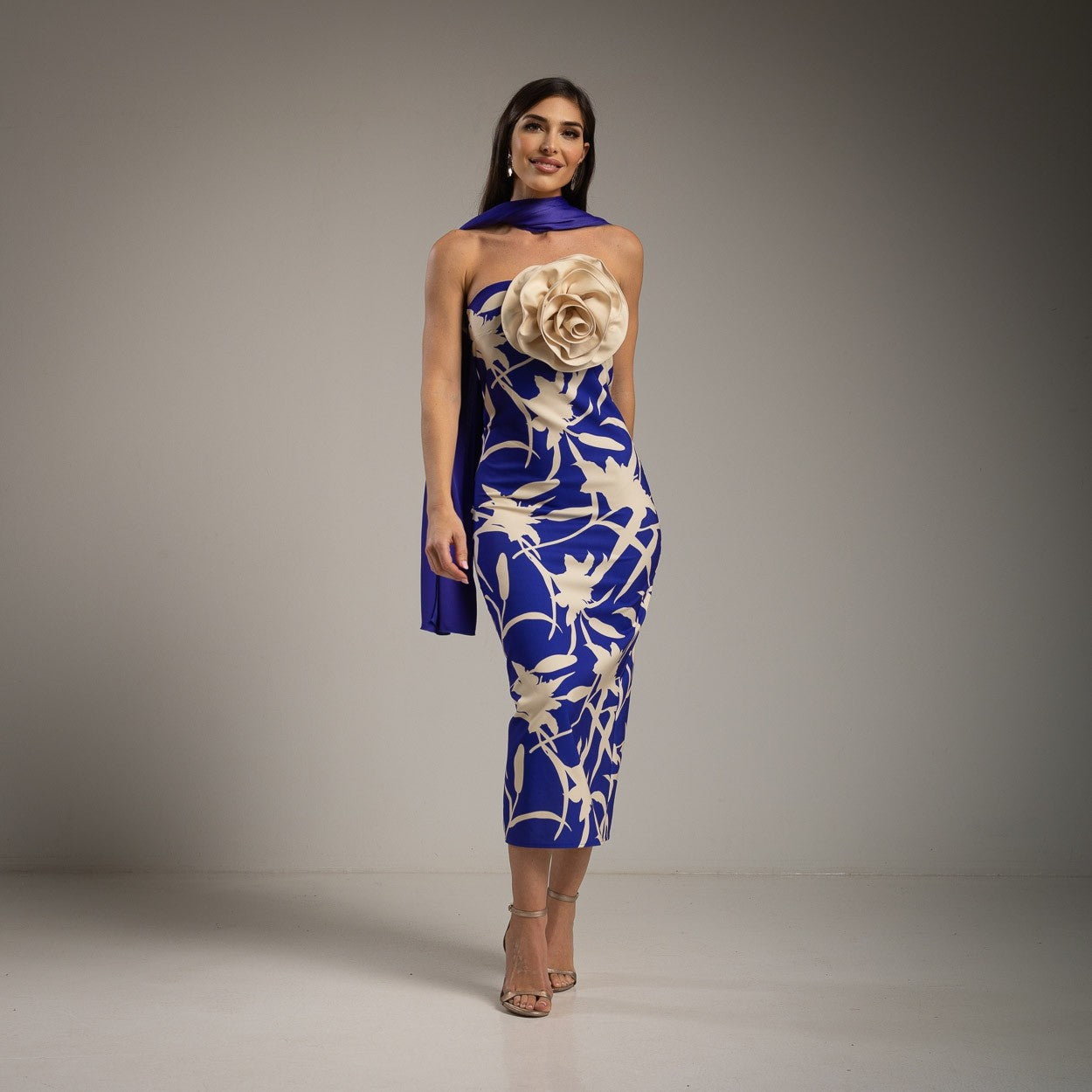 Vestido midi estraple con flor