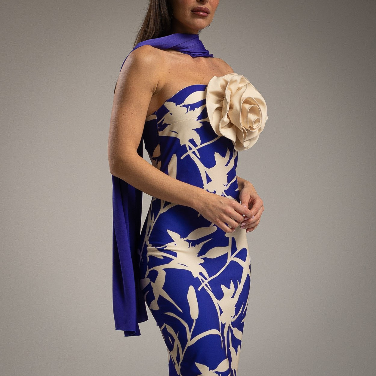 Vestido midi estraple con flor