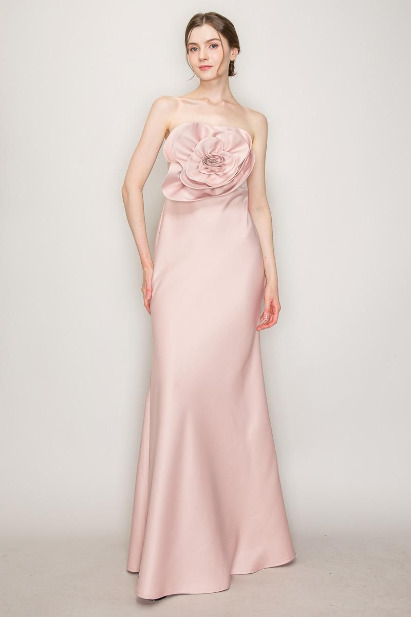 Vestido con flor frente