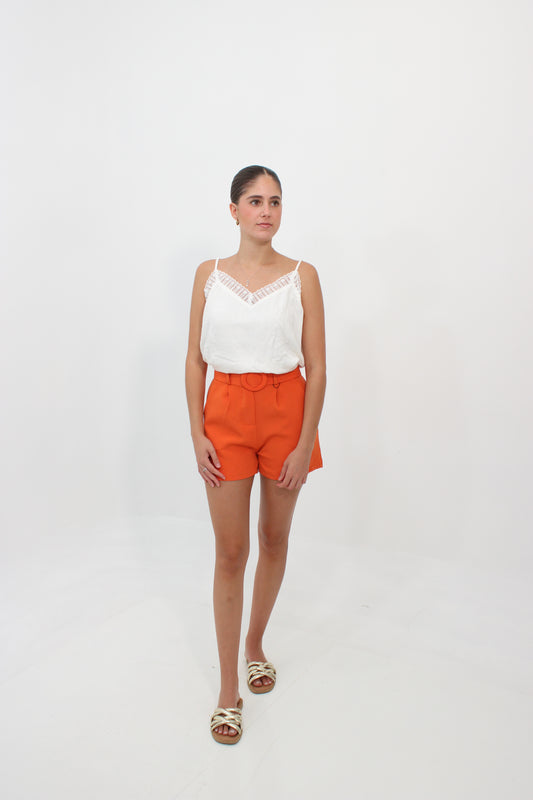 Short liso con cinto color naranja