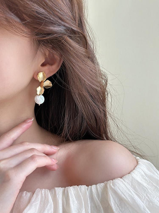 Aretes de hojas con perlas