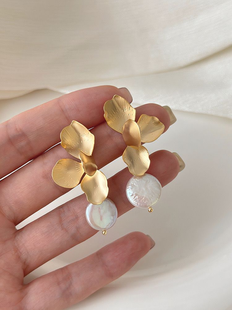 Aretes de hojas con perlas