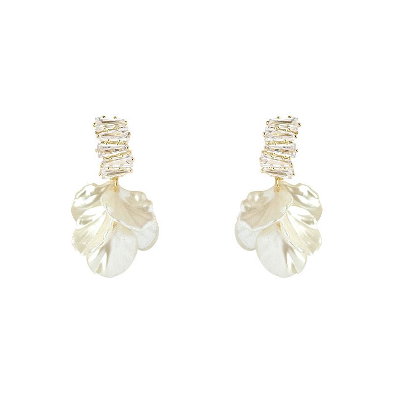 Aretes con hojitas blancas